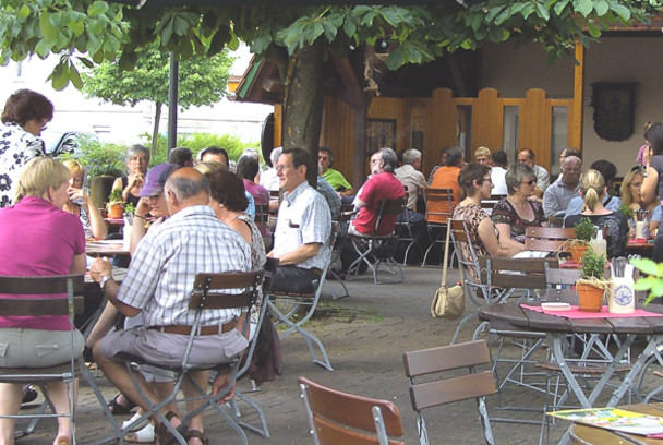 AlbquellBräuhaus mit Bierkrug und Bierdeckelmuseum